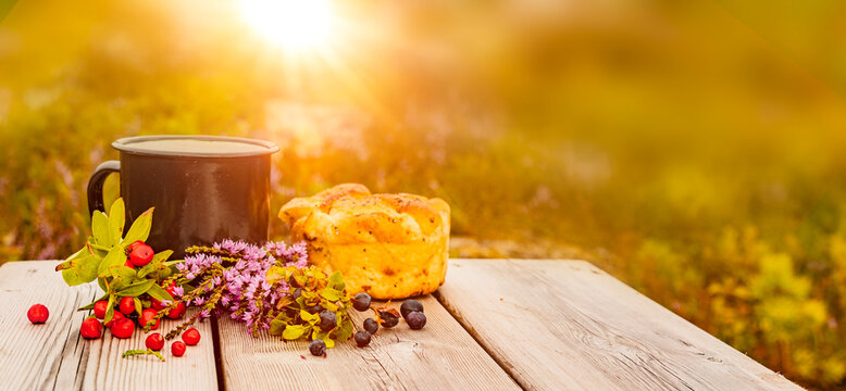 Fika Geb&auml;ck in Schweden mit Kaffee draussen in der Naturt  auf einem Holztisch
