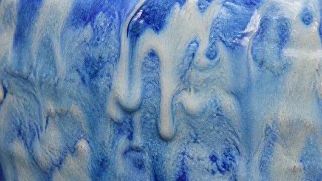 海鼠釉のテクスチャ 青と白がとろりと流れる陶器の釉薬