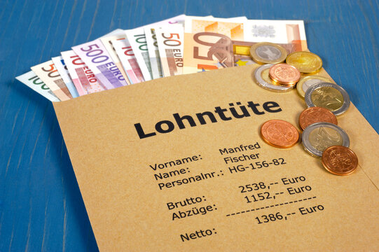 Eine Lohnt&uuml;te mit vielen Euro Banknoten und mit der Berechnung von Brutto und Netto