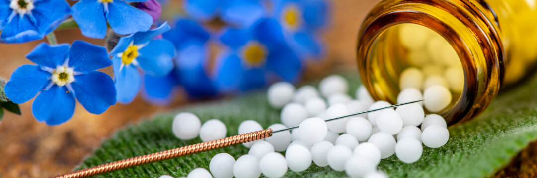 Naturmedizin und Alternativmedizin mit hom&ouml;opathischen Globuli und Akupunktur