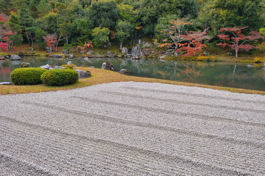 京都　嵐山　天龍寺　曹源池庭園　美しい秋の紅葉(日本京都府京都市右京区)　Kyoto  Arashiyama  Tenryu-ji temple (Tenryuji temple) Sogenchi Teien (Sogen Pond Garden) Beautiful autumn foliage　(Ukyo Ward, Kyoto City, Kyoto Prefecture, Japan)
