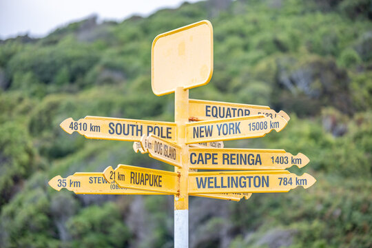 Gelber Wegweiser Stirling Point Bluff mit Entfernungsangaben zu S&uuml;dpol, New York und Cape Reinga, Neuseeland