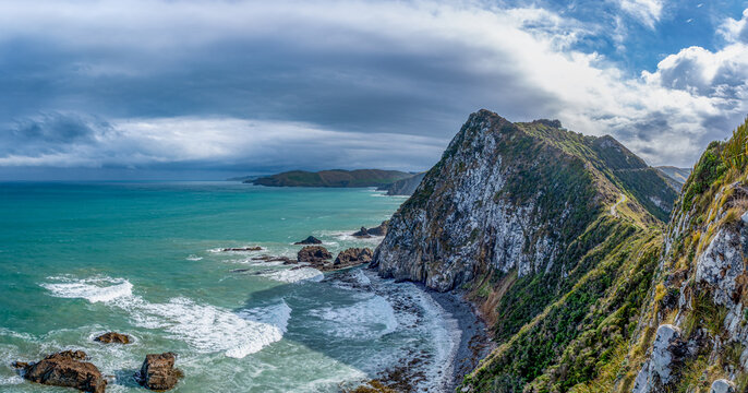 Blick vom Nugget Point Lighthouse auf die Felsstapel The Nuggets im t&uuml;rkisfarbenen Meer, Otago, Neuseeland