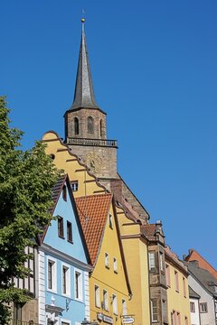 kulmbach, deutschland - bunte h&auml;user und turm der petrikirche