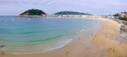 Naklejka premium La Concha Bay and Beach with Mount Urgull and San Sebastián Skyline, Euskadi, Basque Country