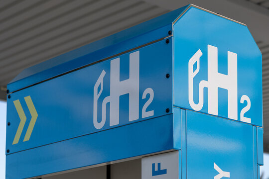 Zapfs&auml;ule einer Wasserstofftankstelle mit dem Symbol H2 f&uuml;r Brennstoffzellenfahrzeuge. Die blaue S&auml;ule ist mit Richtungspfeilen und Zapfhinweisen beschriftet.