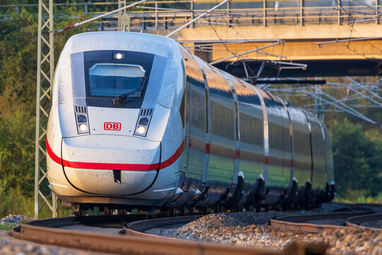 Ein ICE 4 der Deutschen Bahn (Siemens) bef&auml;hrt die Strecke zwischen Bamberg und N&uuml;rnberg. Der Hochgeschwindigkeitszug durchf&auml;hrt eine Kurve unterhalb einer Eisenbahnbr&uuml;cke.