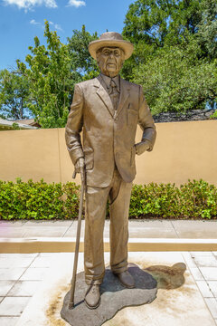 Lakeland, FL, US-June 15, 2026: Detail view of the statue of the architect on the campus of Florida Southern College campus with architecture of Frank Lloyd Wright.