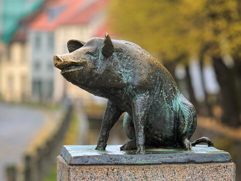Wismar, Germany. Pig sculpture, one of the four sculptures of pigs on the four conrners of the Schweinsbrucke (Pigs' bridge). The sculptures by the German sculptor Christian Wetzel was created in 1989