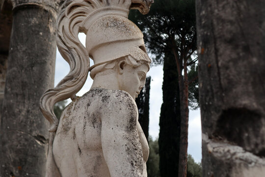 Statua classica greco-romana del dio Ares o Marte con elmo piumato monumentale di profilo, situata nell'area archeologica del Canopo a Villa Adriana a Tivoli, patrimonio UNESCO, Roma, Lazio, Italia