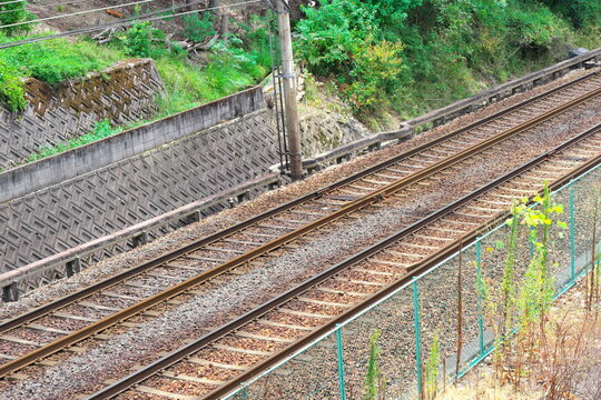 真俯瞰と俯瞰で捉えた複線の線路：バラストとコンクリート枕木のグラフィックな背景