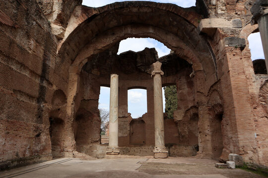 Antiche rovine romane del Frigidarium all'interno delle Grandi Terme di Villa Adriana a Tivoli con imponenti archi in mattoni e storiche colonne superstiti, patrimonio UNESCO, Roma, Lazio, Italia