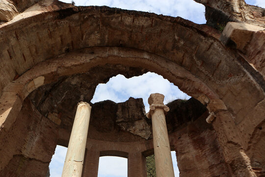 Antiche rovine romane del Frigidarium all'interno delle Grandi Terme di Villa Adriana a Tivoli con imponenti archi in mattoni e storiche colonne superstiti, patrimonio UNESCO, Roma, Lazio, Italia