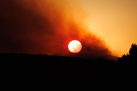 Au milieu de l'incendie, le soleil se couche tout rouge