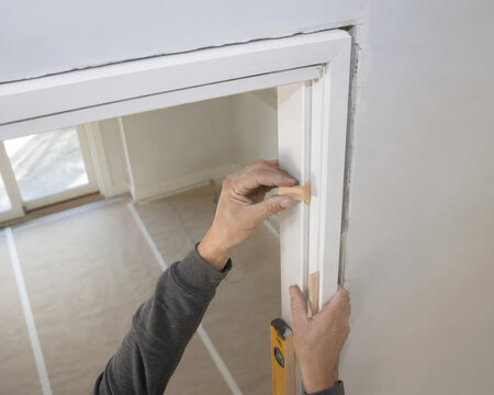 Colocaci&oacute;n de molduras en una habitaci&oacute;n durante el proceso de renovaci&oacute;n