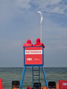 Czerwona flaga Zakaz kąpieli czerwona flaga i ratownicy na posterunku
