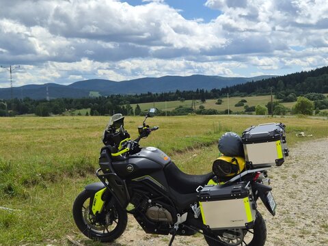 Motocykl turystyczny na wyprawie g&oacute;rskiej. 