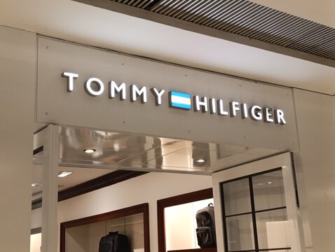 Tommy Hilfiger - Marca global de moda e tamb&eacute;m o nome do seu fundador e estilista principal, o americano Thomas Jacob Hilfiger. 