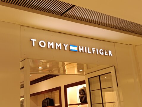 Tommy Hilfiger - Marca global de moda e tamb&eacute;m o nome do seu fundador e estilista principal, o americano Thomas Jacob Hilfiger. 