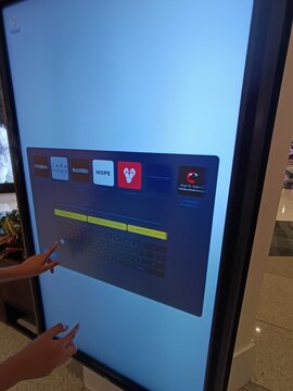 Pain&eacute;l digital informativo localiza&ccedil;&atilde;o de lojas em shopping.