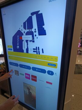 Pain&eacute;l digital informativo localiza&ccedil;&atilde;o de lojas em shopping.