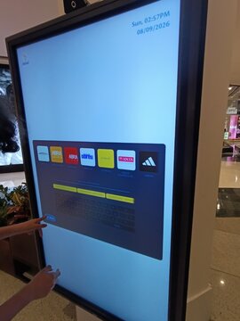 Pain&eacute;l digital informativo localiza&ccedil;&atilde;o de lojas em shopping.