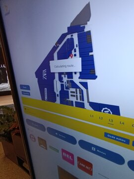Pain&eacute;l digital informativo localiza&ccedil;&atilde;o de lojas em shopping.