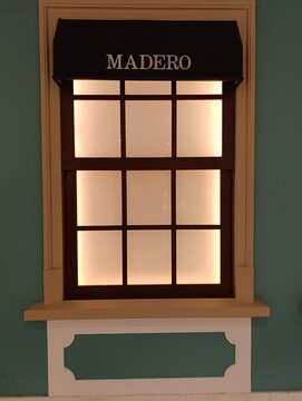 Madero - Rede brasileira de restaurantes casual dining e fast-casual fundada em 2005 em Curitiba (PR) pelo chef e empres&aacute;rio Junior Durski. A marca &eacute; nacionalmente conhecida por seus hamb&uacute;rgueres. 
