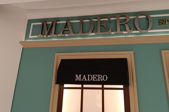 Madero - Rede brasileira de restaurantes casual dining e fast-casual fundada em 2005 em Curitiba (PR) pelo chef e empres&aacute;rio Junior Durski. A marca &eacute; nacionalmente conhecida por seus hamb&uacute;rgueres. 