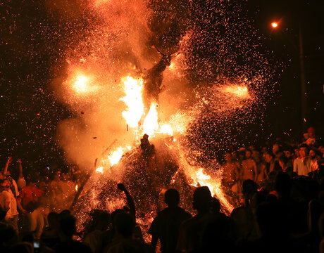 Celebra&ccedil;&atilde;o de S&atilde;o Jo&atilde;o com fogueiras tradicionais brasileiras