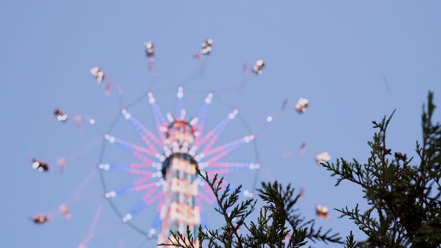 Kettenflieger dreht sich in Zeitlupe auf dem Oktoberfest in M&uuml;nchen