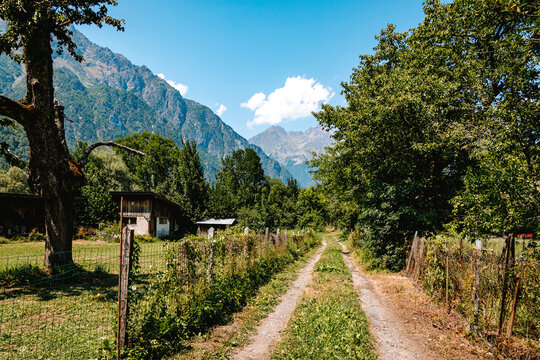 Chemin  dans la vall&eacute;e dan paysage de montagne