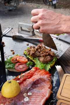 parrillada al aire libre en puesto de de sandwichs