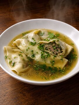 Schw&auml;bische Maultaschen in kr&auml;ftigem Sud mit Kr&auml;utern, traditionell im gem&uuml;tlichen Restaurant serviert. Klassische deutsche Hausmannskost und beliebte Schw&auml;bische Spezialit&auml;t.