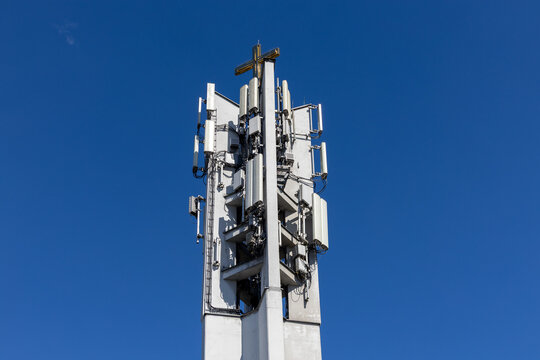 Antena telefonii kom&oacute;rkowej na maszcie media