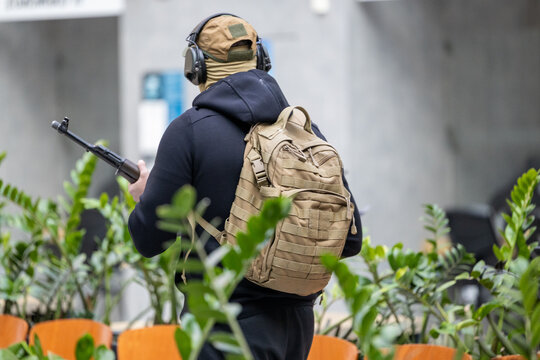 Człowiek terrorysta z Kałasznikowem podczas porwania. Ćwiczenia