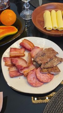 mesa posta com carne e cabon proteina 