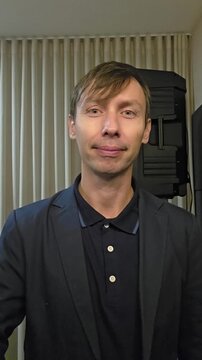 homem de neg&oacute;cios c&ocirc;mico express&atilde;o 