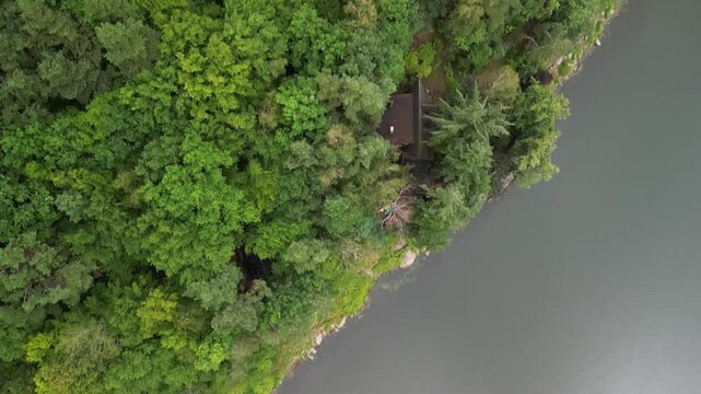 Jezioro Rożnowskie - Polska
Piękne jezioro w g&oacute;ach Beskiach nagrane dronem w wysokiej jakości w pochmurny dzień. Jezioro, woda, las, g&oacute;ry, chmury nisko osadzone, wyspa, zieleń, przyroda