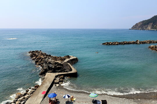 Kleiner Badestrand mit Steinsteg in Moneglia, Ligurien
