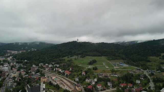 Krynica-Zdr&oacute;j - Polska - Architektura , domy , Jaworzyna Krynicka, nagrane dronem. Miasto i przyroda, g&oacute;ry, domy.
