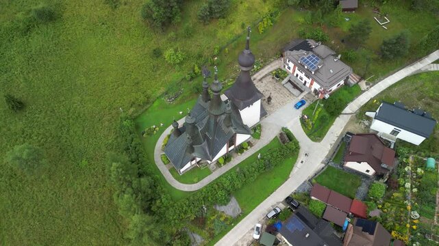 Krynica-Zdr&oacute;j - Polska - Architektura , domy , Jaworzyna Krynicka, nagrane dronem. Miasto i przyroda, g&oacute;ry, domy.