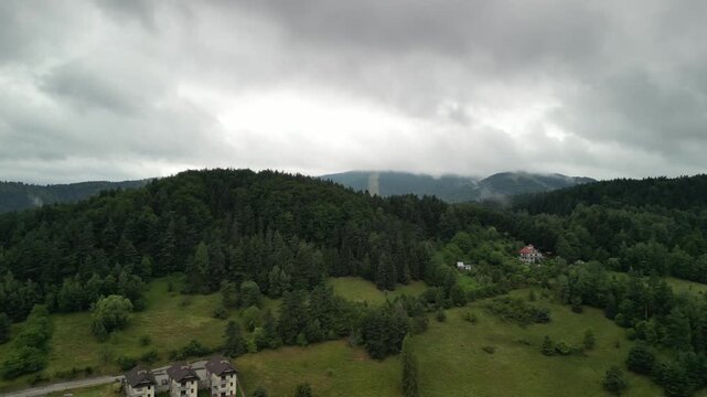 Krynica-Zdr&oacute;j - Polska - Architektura , domy , Jaworzyna Krynicka, nagrane dronem. Miasto i przyroda, g&oacute;ry, domy.