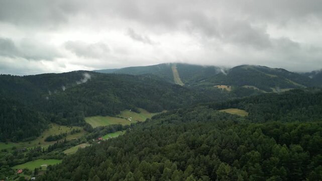 Krynica-Zdr&oacute;j - Polska - Architektura , domy , Jaworzyna Krynicka, nagrane dronem. Miasto i przyroda, g&oacute;ry, domy.