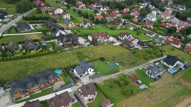 Krynica-Zdr&oacute;j - Polska - Architektura , domy , Jaworzyna Krynicka, nagrane dronem. Miasto i przyroda, g&oacute;ry, domy.