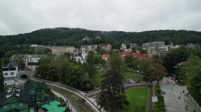 Krynica-Zdr&oacute;j - Polska - Architektura , domy , Jaworzyna Krynicka, nagrane dronem. Miasto i przyroda, g&oacute;ry, domy.
