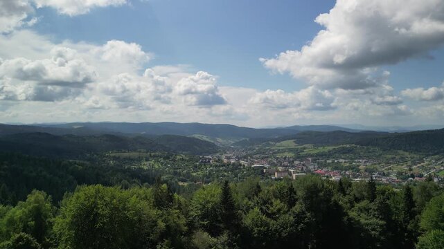 Krynica-Zdr&oacute;j - Polska - G&oacute;ra Parkowa nagrana dronem. Wieża, g&oacute;ry, Beskidy, las, zieleń, park, piękne widoki z powietrza