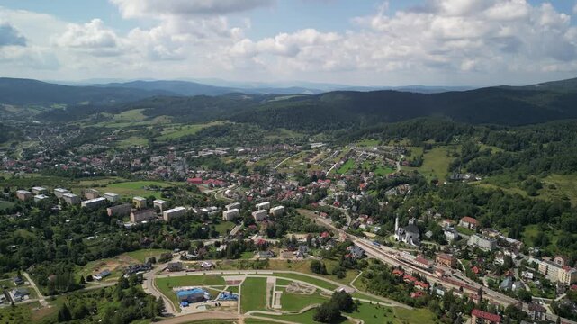Krynica-Zdr&oacute;j - Polska - G&oacute;ra Parkowa nagrana dronem. Wieża, g&oacute;ry, Beskidy, las, zieleń, park, piękne widoki z powietrza