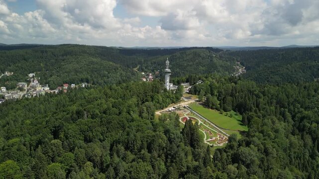 Krynica-Zdr&oacute;j - Polska - G&oacute;ra Parkowa nagrana dronem. Wieża, g&oacute;ry, Beskidy, las, zieleń, park, piękne widoki z powietrza