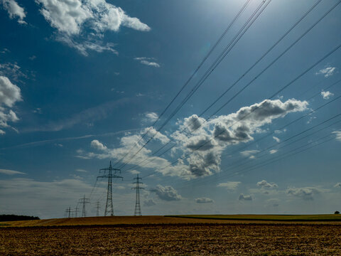 Strommasten unter Wolkenhimmel